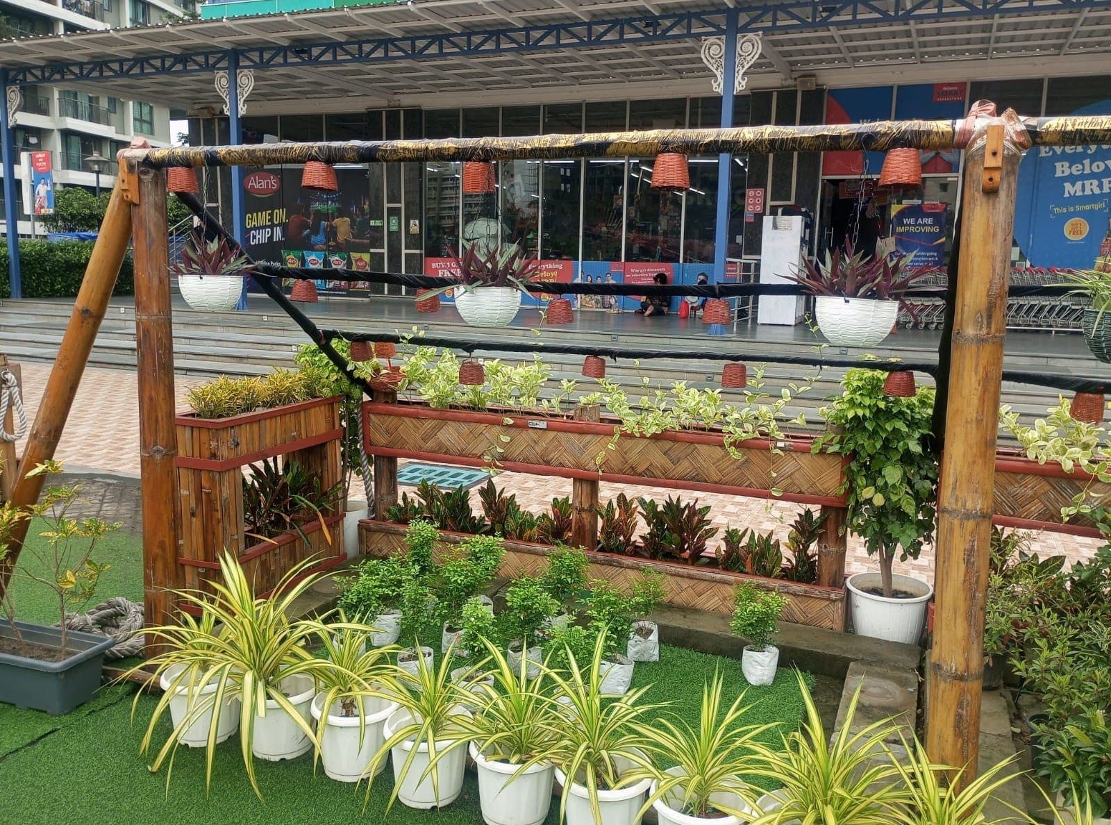 Flowering corners and hanging planters